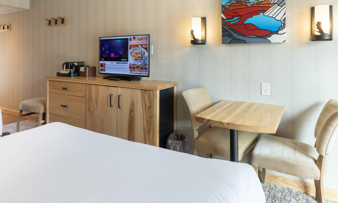 Superior Room - TV & Table